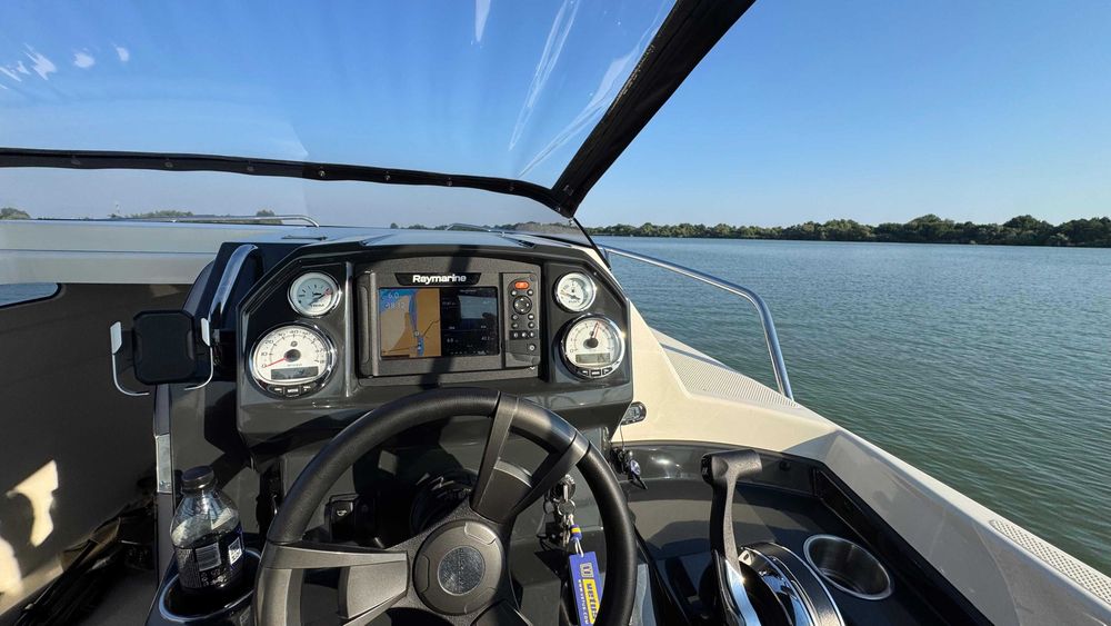 Quicksilver Activ 555 Cabin• Mercury 115 CP CT • Full Option + Peridoc