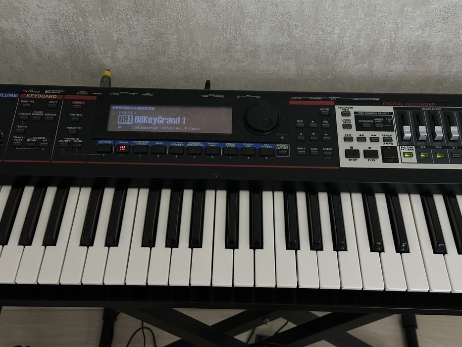 Синтезатор Roland Juno-G