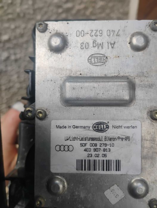 Котешка катерушка и драскалка и фарове за audi A8