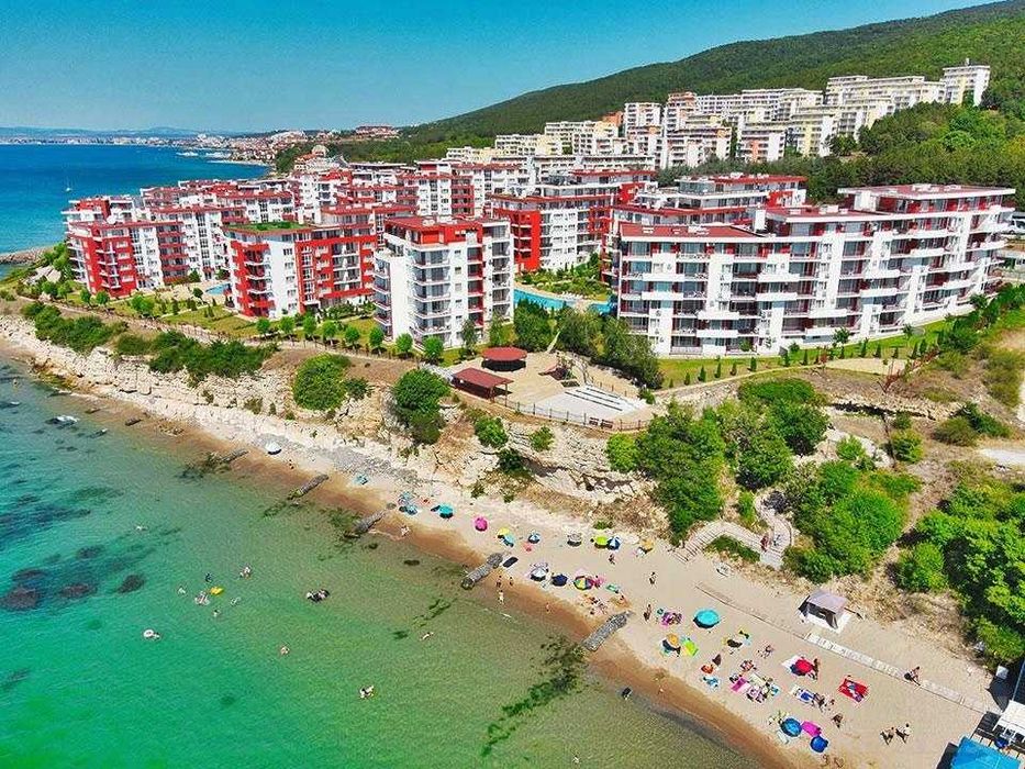 Просторен двустаен апартамент на първа линия море, к-с „Fort Noks Marina“