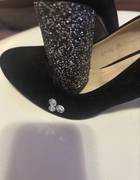 Pantofi noi . Detalii in privat