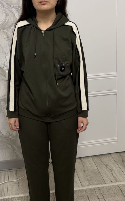 Продам спортивный костюм