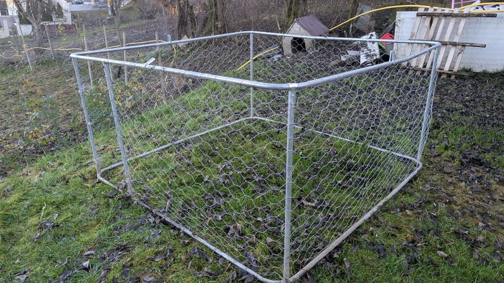 Adăpost din bare de aluminiu pentru câini sau gaini