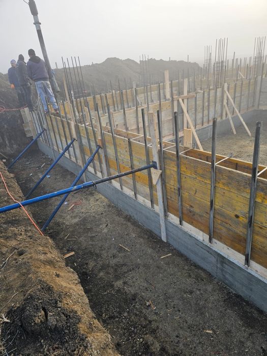 Vand casa la rosu 170mp