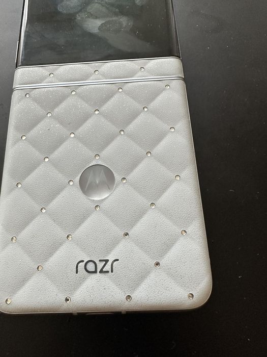 Продавам Motorola razr 60 Swarovski