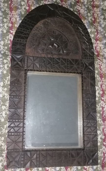 Oglinda sculptata în lemn exotic în Maroc