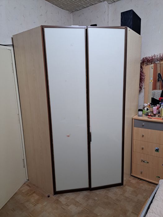 Продавам ъглов гардероб