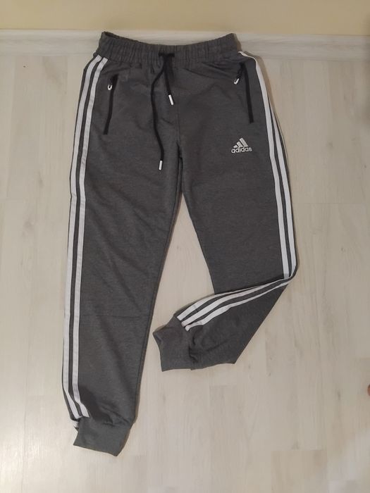 Pantaloni Adidas de trening.