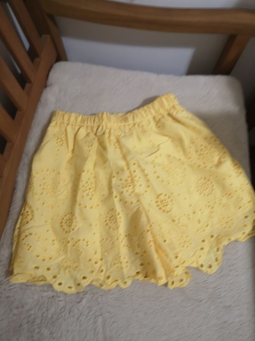 Къси панталонки с бродерия от Shein