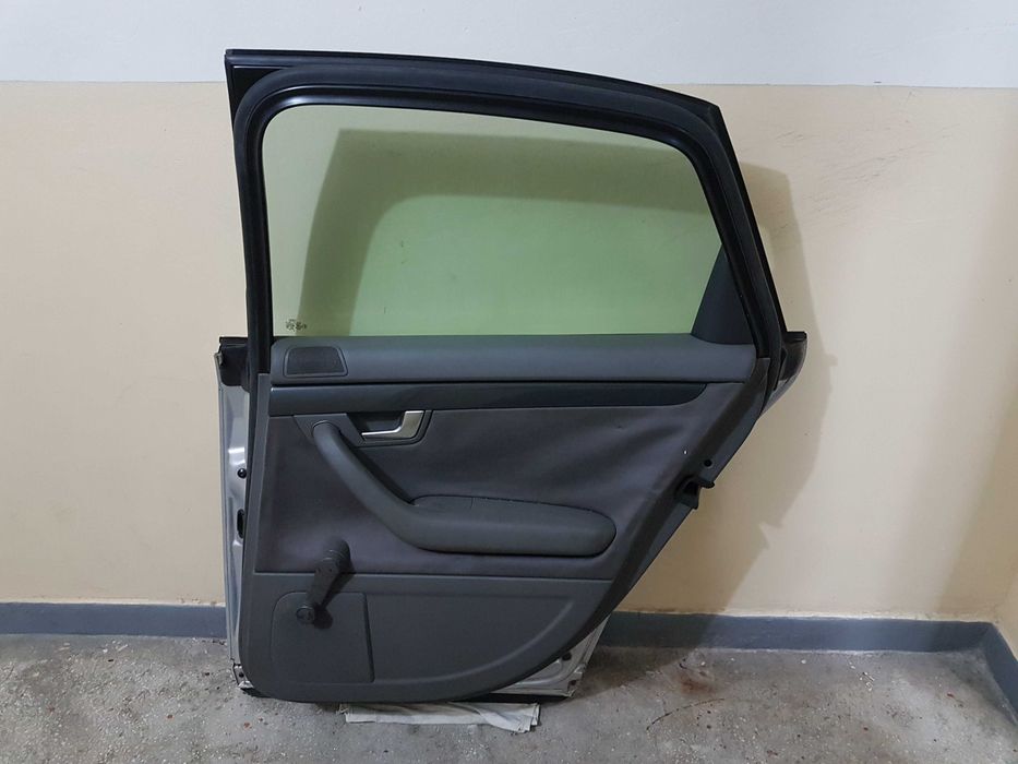 Ușă spate dreapta completă, Audi A4 B6 Sedan, 2001, culoare LY7W, in stare foarte buna, fara rugina, bandourile in stare perfecta