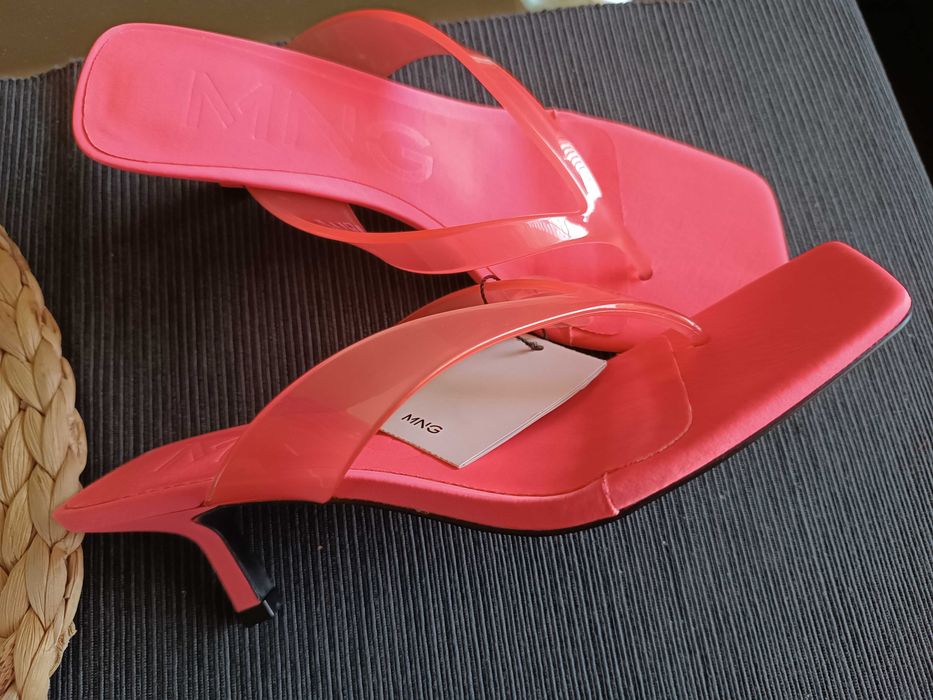 Нови чехли в розов цвят на Mango