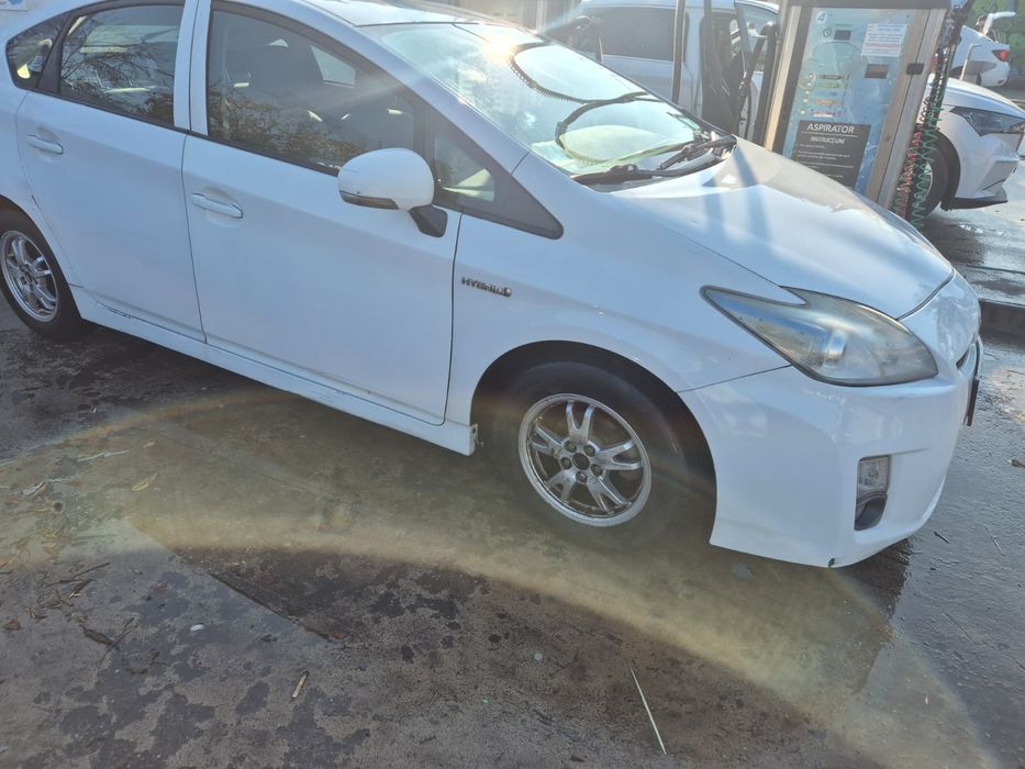Dezmembrez Toyota Prius