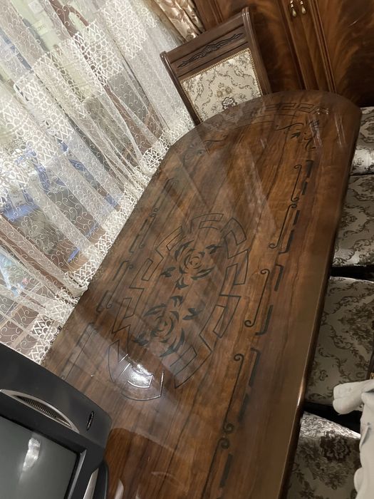 Стол и стулья как новые