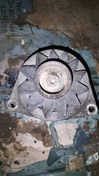 Продается генератор на Мерседес 190