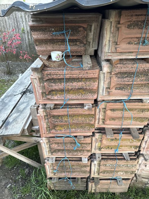 Vand tigla si coame 0,60 bani bucata tigla , 0,80 bani coama