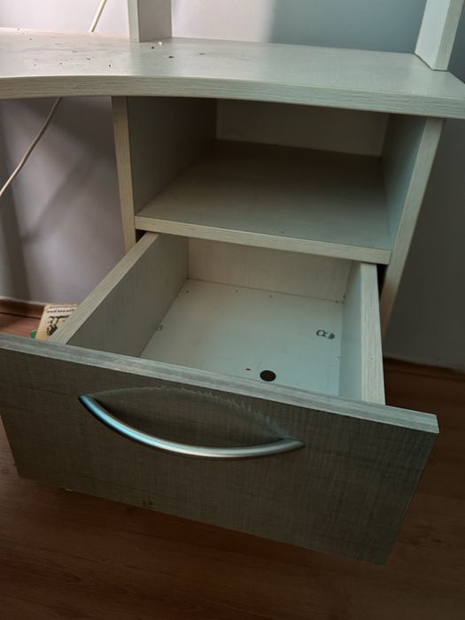 стол с полками и с шкафчиками