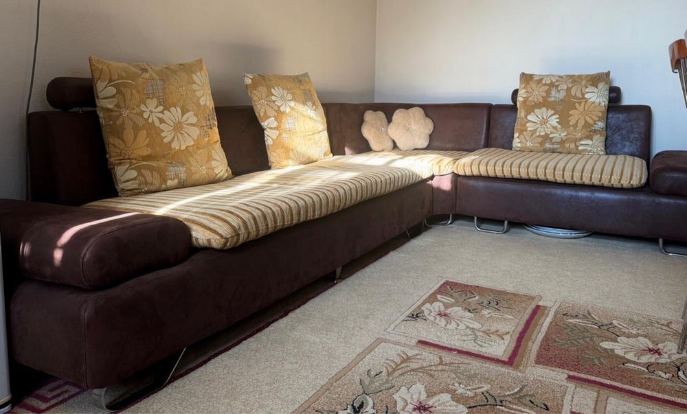 Диван с 5 прдушками