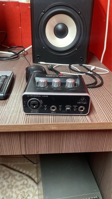 і Behringer U-PHORIA UM2 аудиокарта
