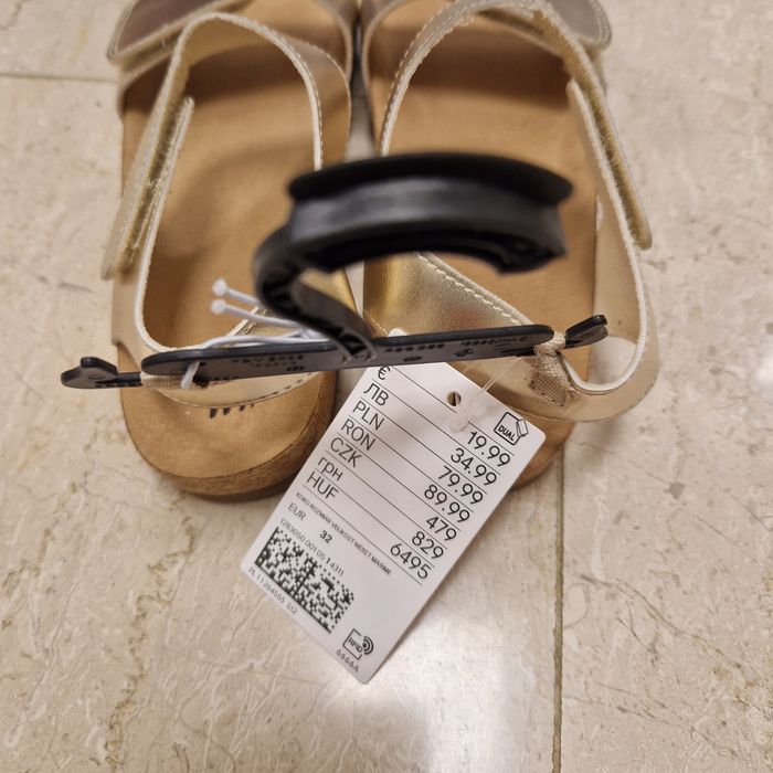 Сандали в златисто на НМ