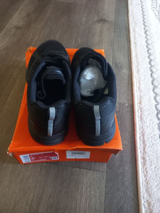 Продам новые кроссовки