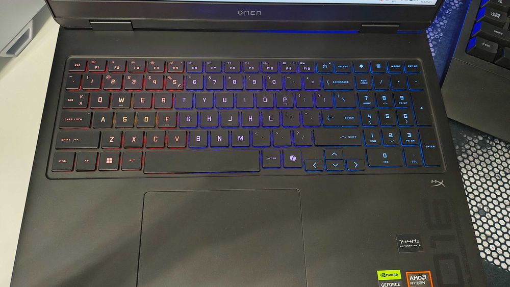 Продавам лаптоп HP Omen 16-ap0041nn.   AMD 9 8940HX, RTX 5070,  32 GB RAM DDR5,  2TB SSD