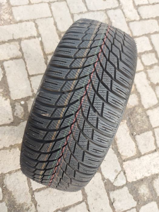 O bucată 215 45/50 R17 M+S iarnă - una Bridgestone Lassa