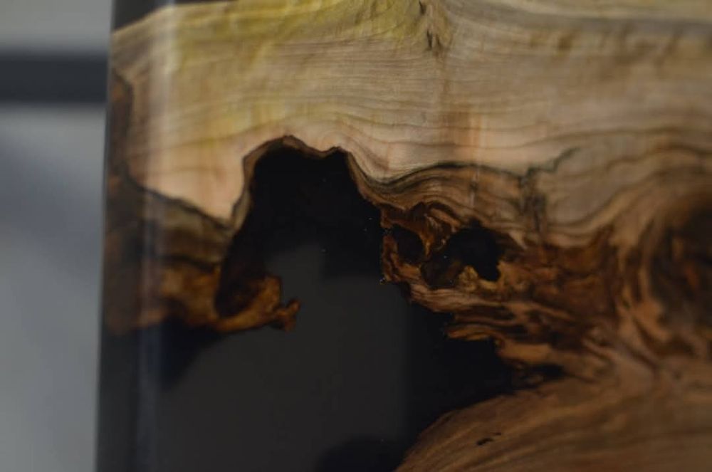 Дизайнерска орехова маса и епоксидна смола