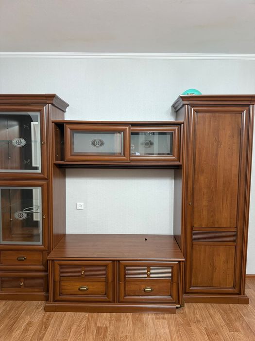 Продам стенку под телевизор