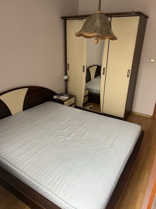 Спалня с матрак