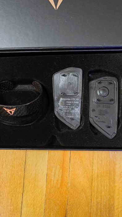 Set Accesorii Original Cupra Carbon - Capac carcasa Cheie CUPRA + Bratara CUPRA / SEAT CUPRA