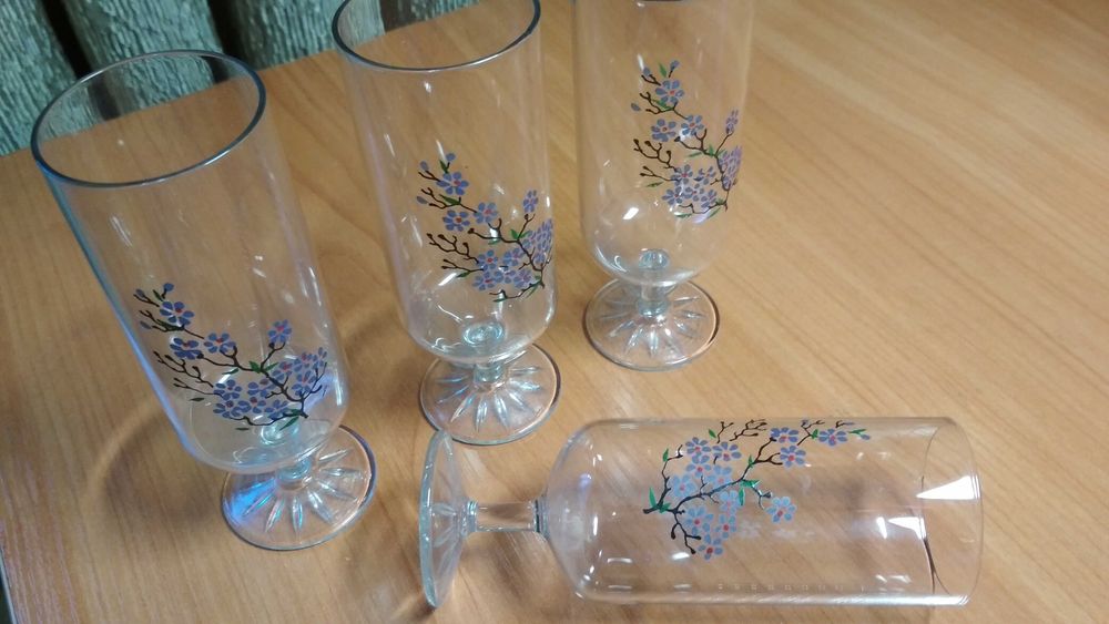 Четыре изящные-рюмки.