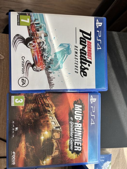 Продавам PS4 pro 1TB с един джоистик