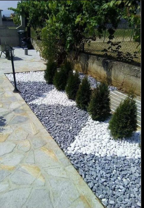 Piatra decorativa de gradina alba si multicolora