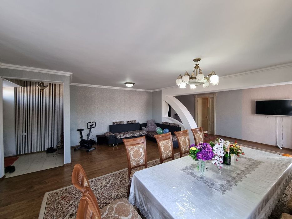 Срочно продаётся участок готовы Бизнес  магазин 2 этаж участок 1 линия