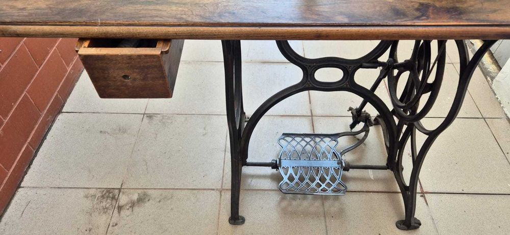 Masina de cusut Singer - Functioneaza, in stare buna