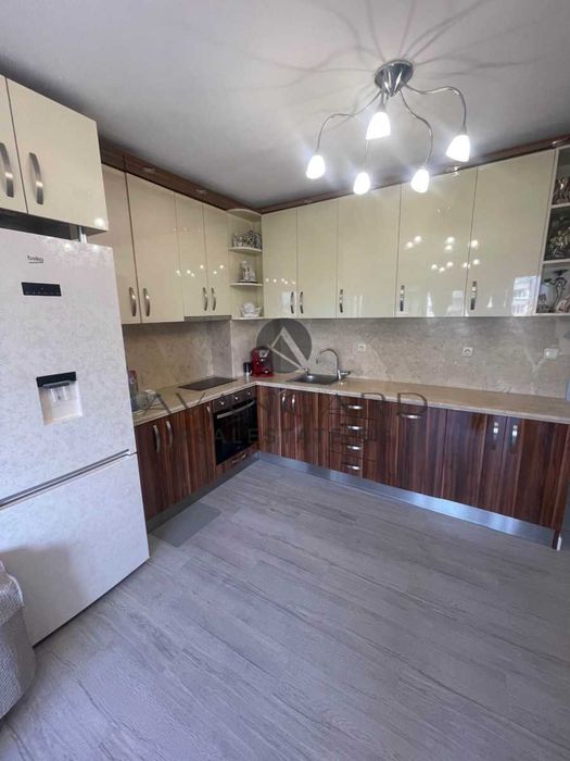 Продава се Тристаен апартамент в Пловдив, Кючук Париж - 101 кв.м за 1981 €/кв.м - Снимка #2