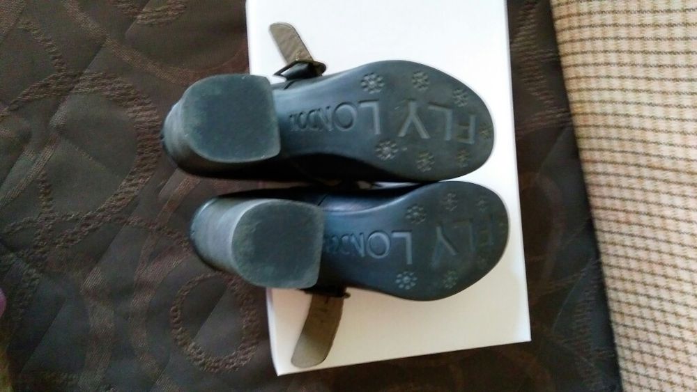 Обувки от естествена кожа на висок ток Fly London