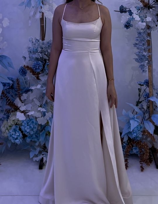 Бежевое вечернее платье