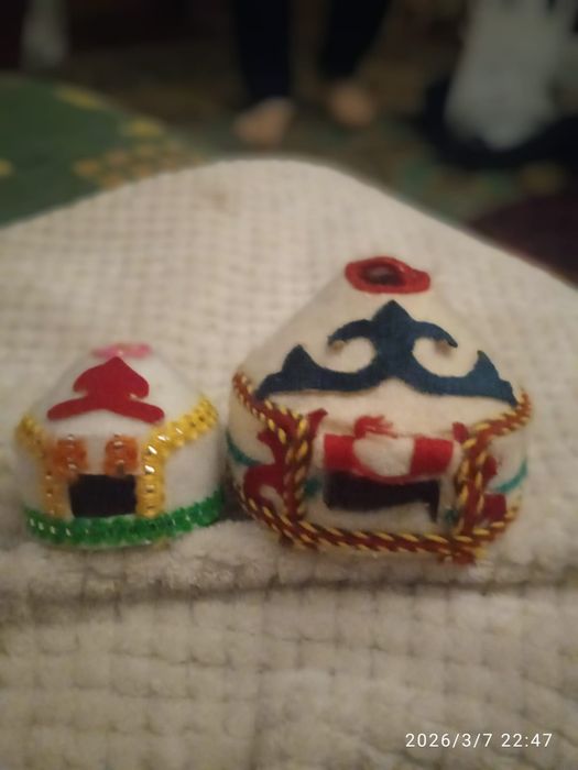 Юрты , домбра , национальные фигурки Наурыз