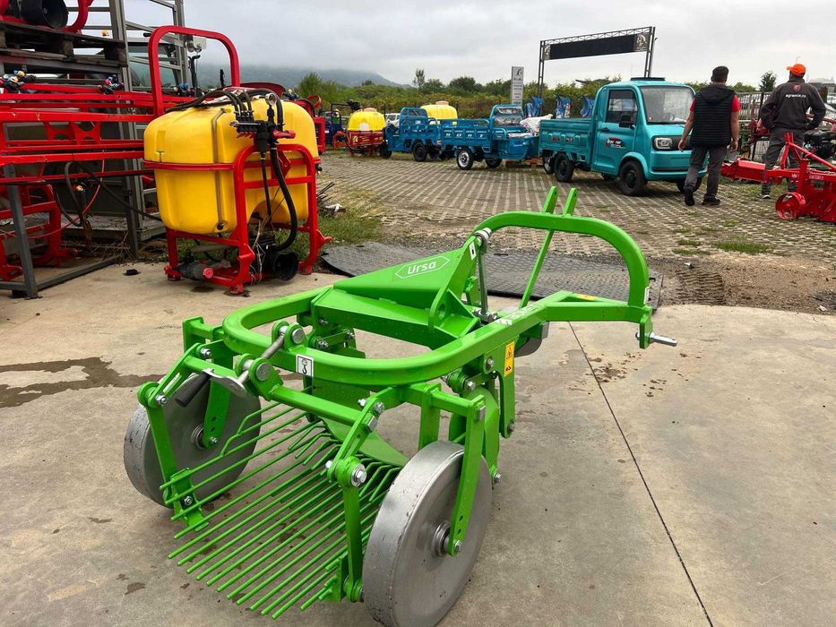 Utilaj de recoltat cartofi cu jugul intr-o parte pe un rand Agramix