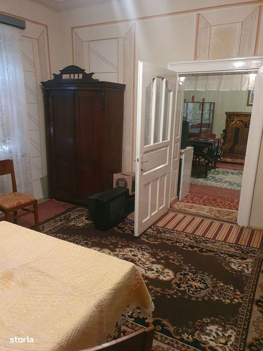 Casă de vânzare, 3 camere, curte mare, sura si grajd, teren 2600 mp
