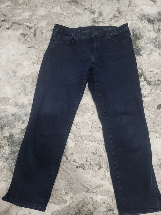 тёмно-синие джинсы