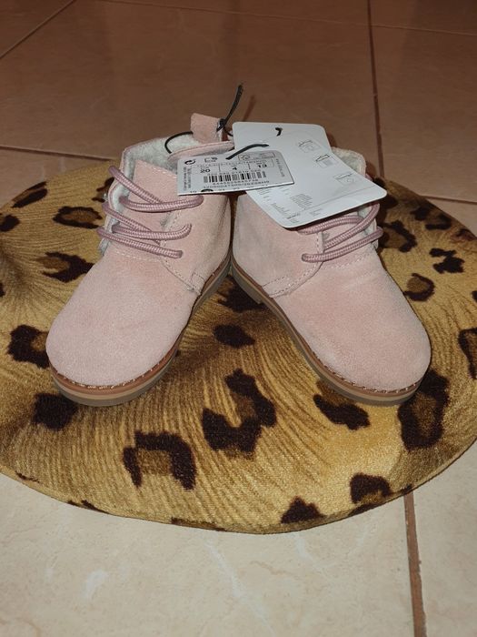 Ghete din piele naturală, noi, cu etichetă.