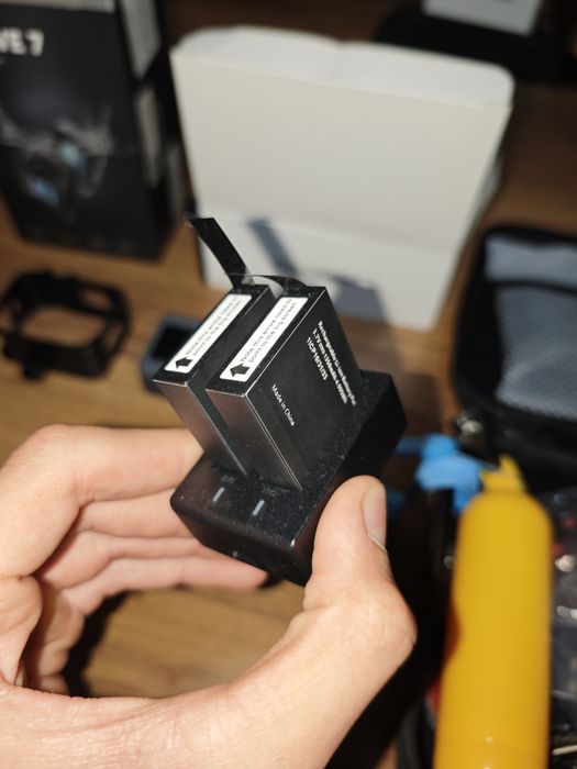 Екшън камера Akaso Brave 7 dual battery pack + пакет с всякакви приставки...