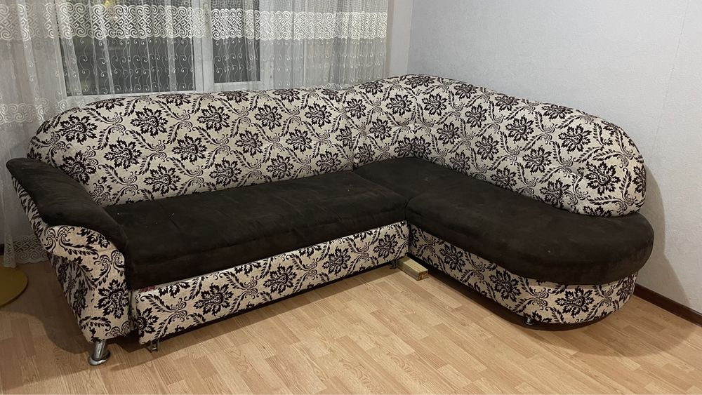 Диван угловой продам