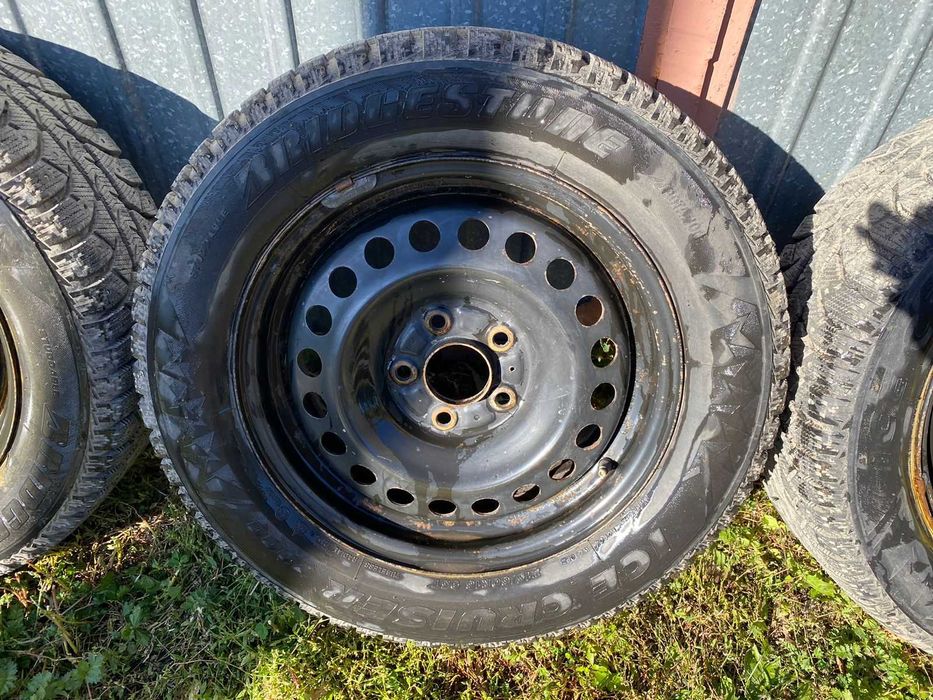 Шины зимние р-215/60/16 на дисках Хундай