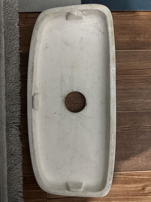 Крышка от бочка унитаза