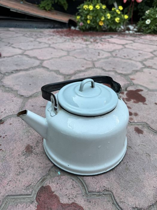Продам эмалированнЙ чайник 3л