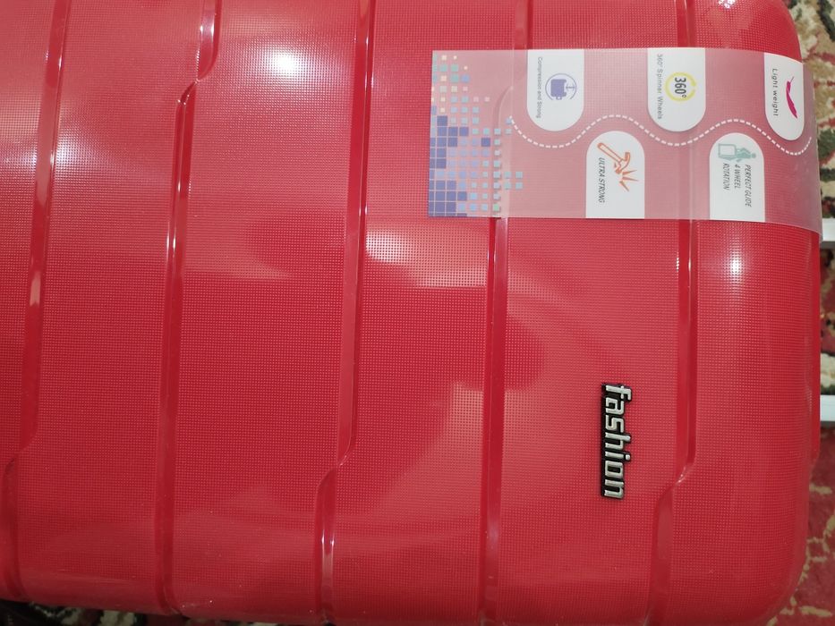 Продаётся  новый чемодан.