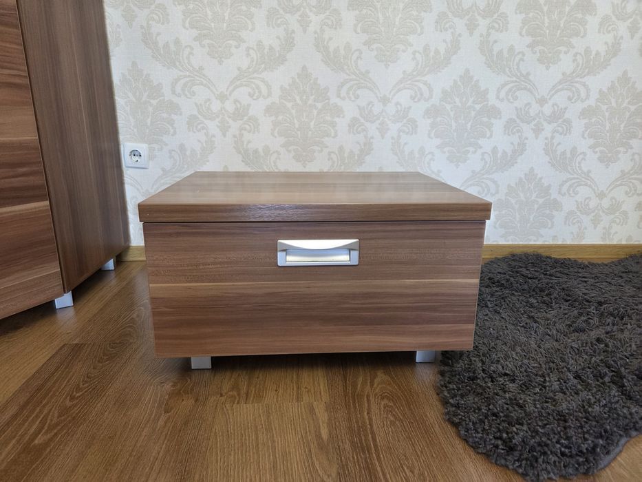 Продаётся комод и 2прикроватные тумбы